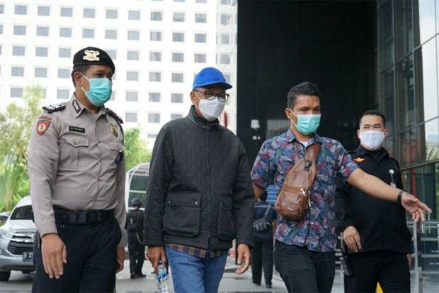 Terima Uang Rp2 Miliar,...