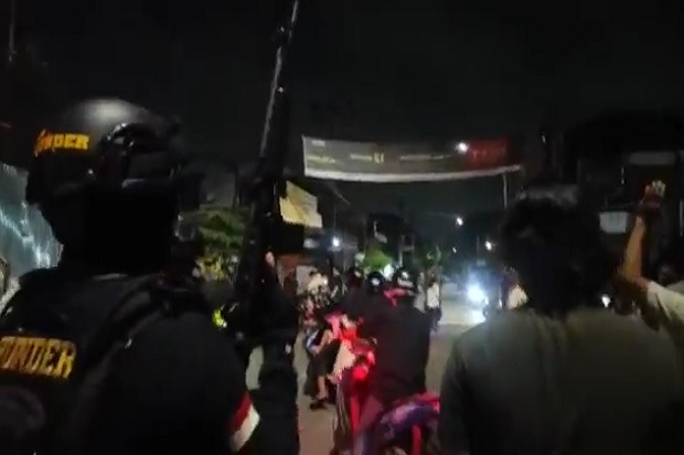 Mencekam! Polisi Bersenjata...