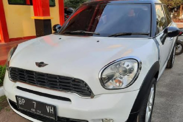 Gelapkan Mobil Mewah,...