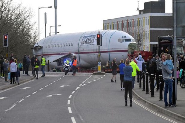 Pesawat Boeing 727 Naik...