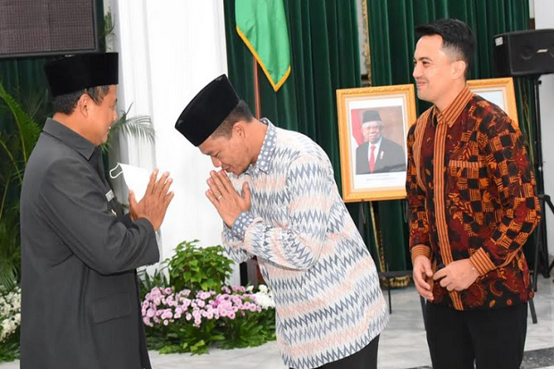 Hadiri Pelantikan Pj...