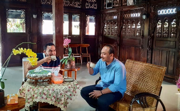 Bertemu Sambil Ngopi,...