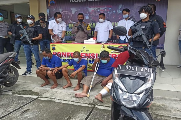 Rekan Kerja Berkhianat,...