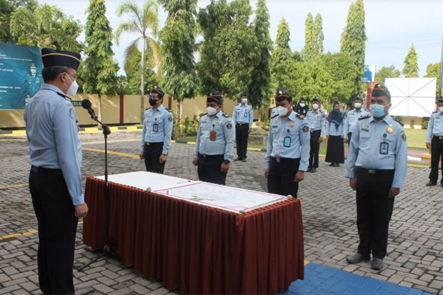 Pegawai Kantor Imigrasi...