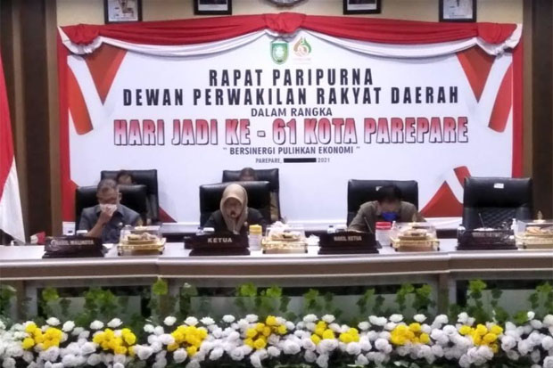 Serahkan Ranperda, Pemkot...