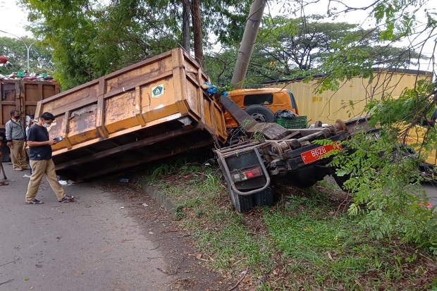 Truk Sampah Rusak Parah...