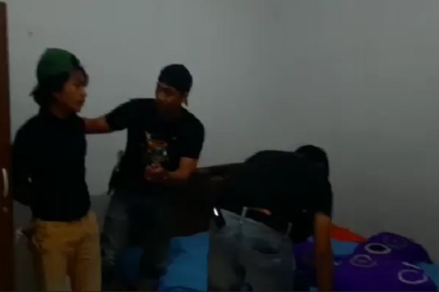 Asyik Kencan dengan...