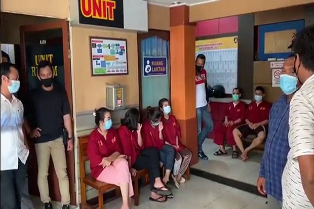 Tawarkan Kencan dengan...