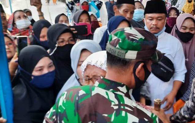 Gubernur Riau Santuni...