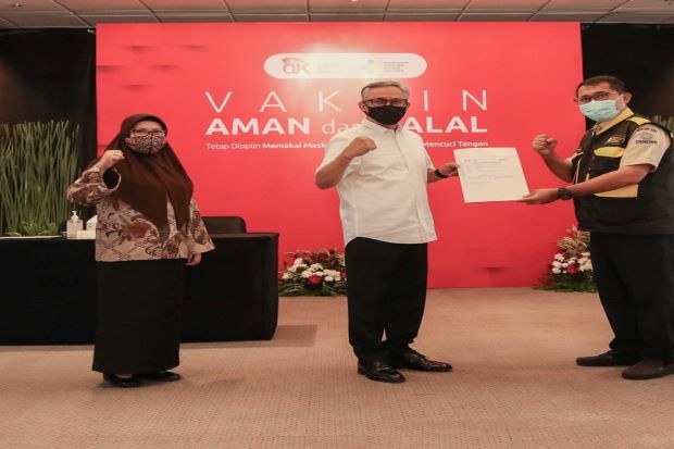Ketua OJK Lakukan Vaksinasi...