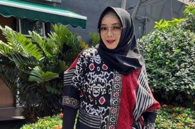 Mengenang Rina Gunawan,...