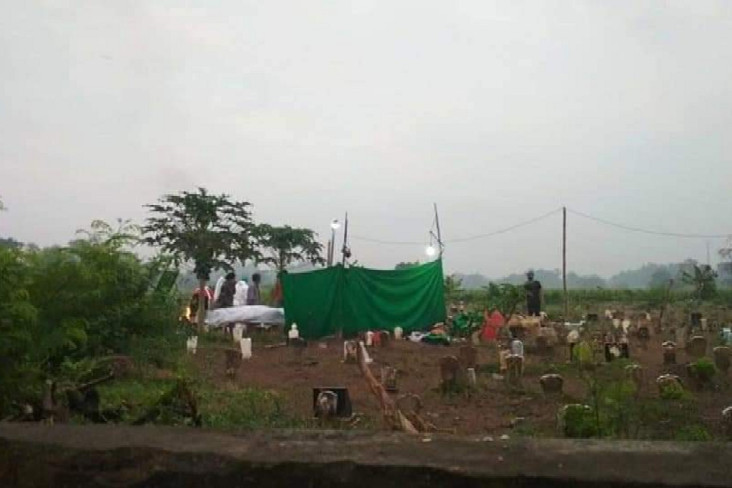 Polisi Bongkar Makam...