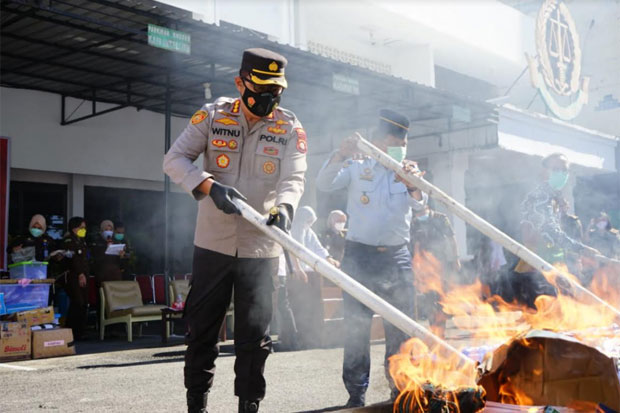 Kejari Makassar Musnahkan...