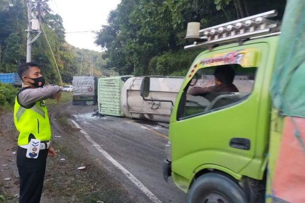 Truk Pengangkut Semen...