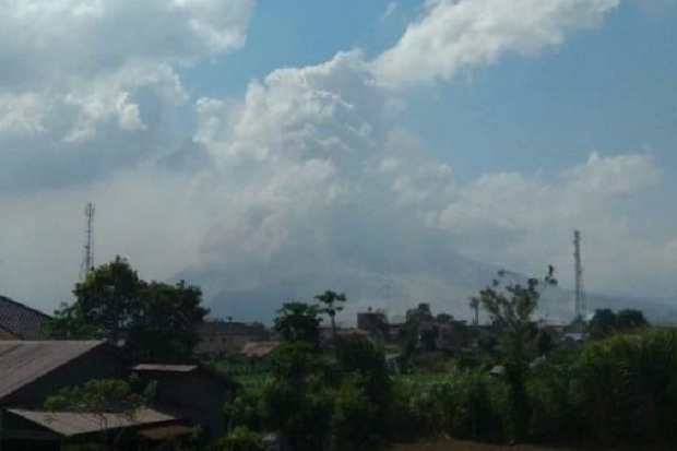 Sinabung Terus Erupsi,...