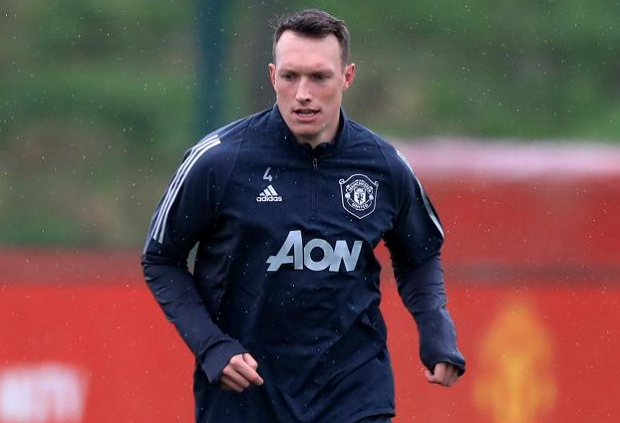Phil Jones Absen Bela...
