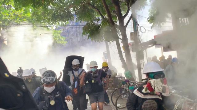 Polisi Tembaki Demonstran...