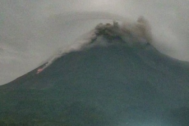 Dini Hari Merapi Semburkan...