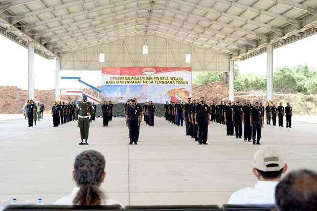 Prabowo Berikan Piagam...