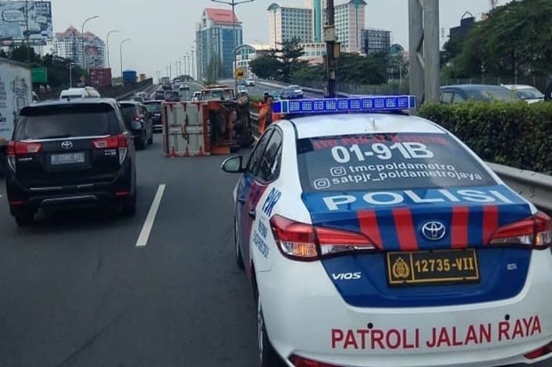 Mobil Boks Terbalik...