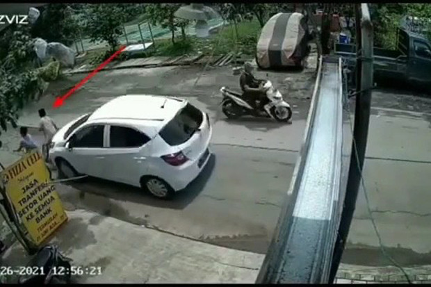 Viral, Video Mobil Tabrak...