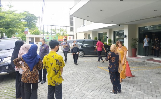 Gempa M5,8 Mengguncang,...