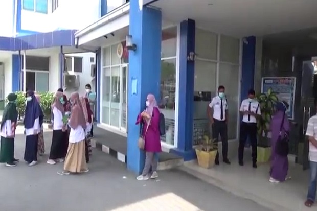 Gempa M5,8 Petugas dan...