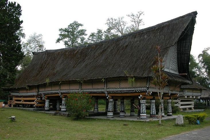 Rumah Bolon, Istana...