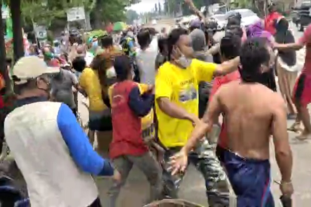 Seorang Polisi Terluka,...