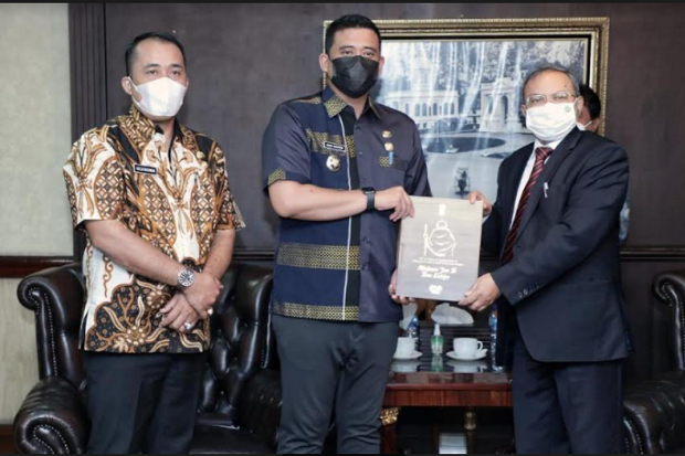 Bobby Terima Kunjungan...