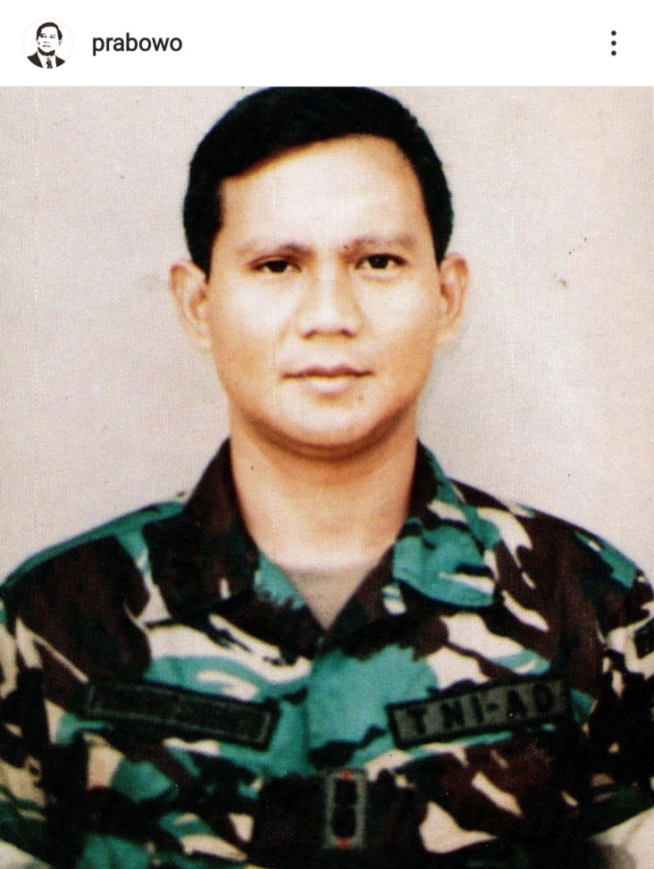 Prabowo Pasang Foto...