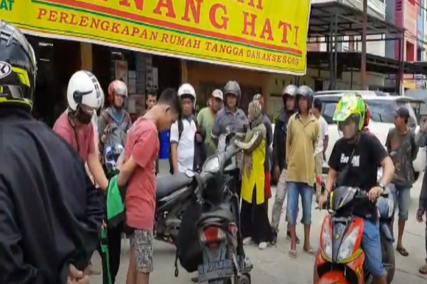 Sedang Melakukan Transaksi,...