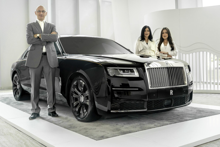 Rolls-Royce Ghost Meluncur...