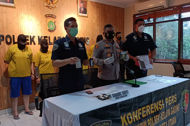4 Pelaku Penggelapan...