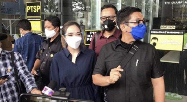 Gisel Tampil Beda dengan...