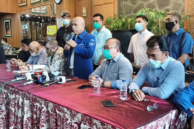 Sambil Menangis Darmizal...