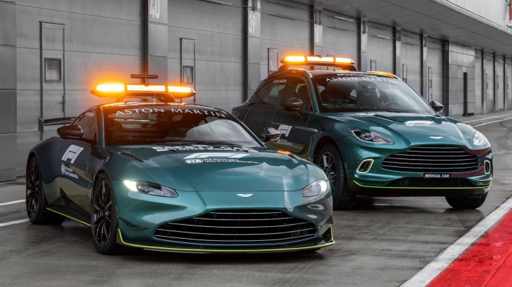 Dua Mobil Aston Martin...