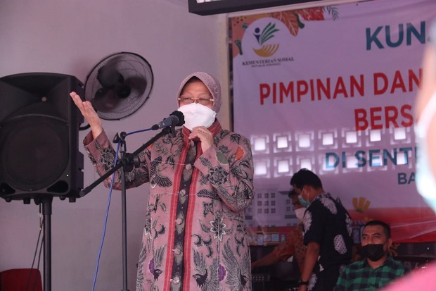 Risma Dirikan Sentra...
