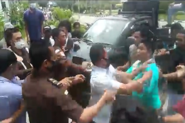 Demo Ricuh, Massa dan...