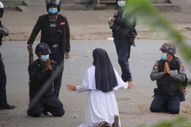 Berlutut Hadang Polisi...