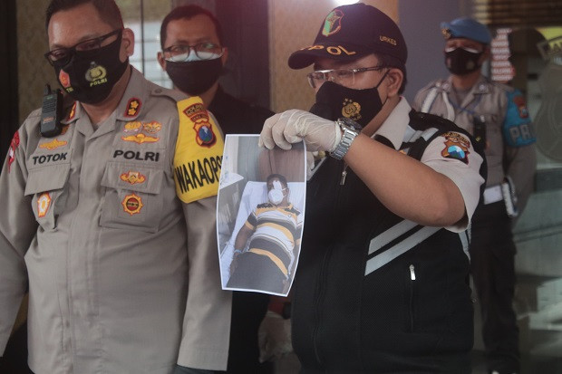 Demonstran Tendang Kaca...