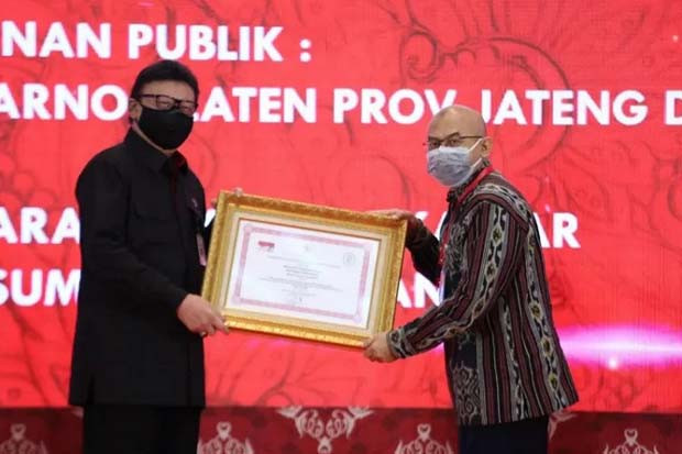 Tjahjo Kumolo Beri Penghargaan...