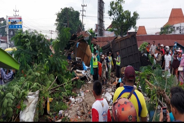 Dump Truk Hantam 3 Warung...