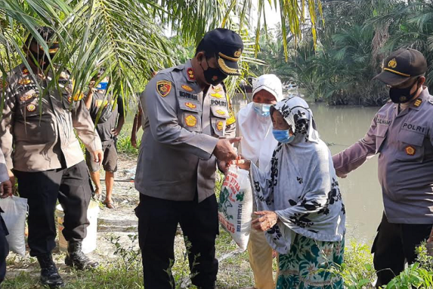 Berbagi Bansos di Pinggir...