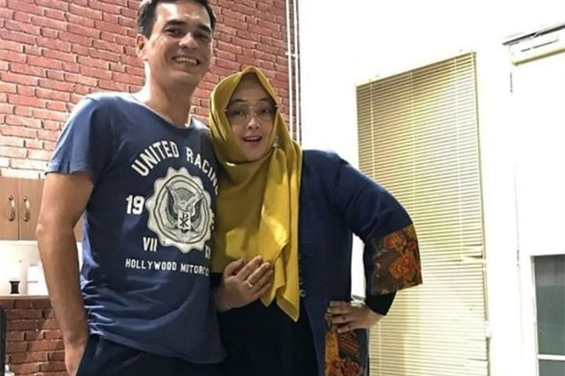 Ditinggal Rina Gunawan,...
