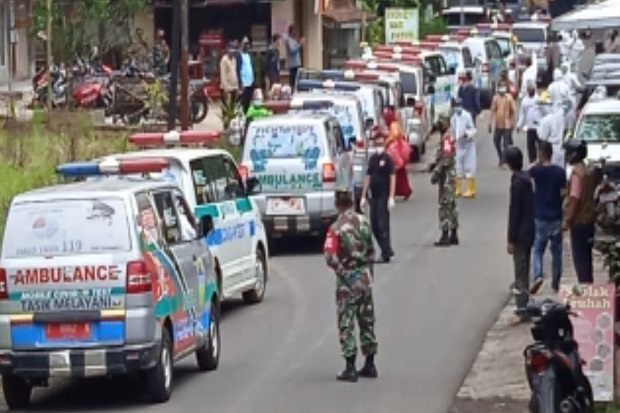 Konvoi 14 Ambulans Angkut...