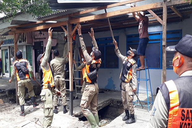 40 Bangunan Liar Penyumbat...