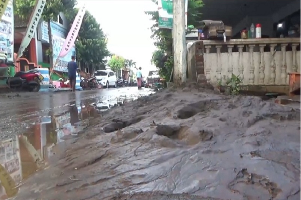 Warga di Bantaran Sungai...