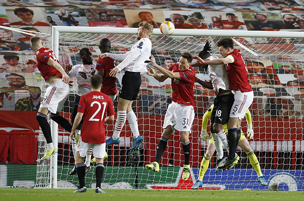 Gol Simon Kjaer Buyarkan...