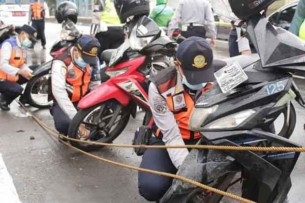 Parkir Sembarangan di...